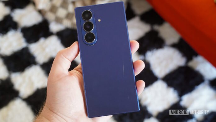 تجربتي مع هواتف Android الملونة تغيرت بعد سقوط الهاتف وأثر الأداء والتجربة
