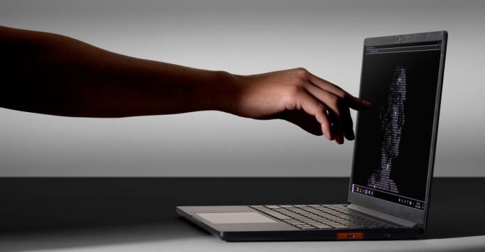 Framework تطلق Laptop 13 Pro: MacBook Pro موجه لمستخدمين Linux بتصميم هندسي متقدم
