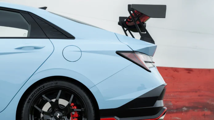 السيارة الرياضية الجديدة من Korea تقدم أداءً وقيمة يطمح إليها عشاق القيادة
