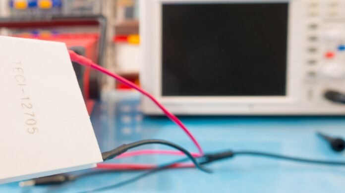 محاكي AI Neural يسرّع تصميم مولدات Thermoelectric بالأنظمة الميكانيكية
