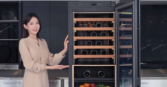 Samsung تطوّر ثلاجة مشروبات مزودة بكاميرا AI لرعاية النبيذ الفاخر

