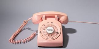 كيف صنعت AT&T هاتفها الأكثر تميزًا من حيث الأداء والتقنية كيف صنعت AT&T هاتفها الأكثر تميزًا من حيث الأداء والتقنية