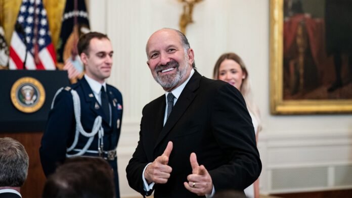 وزير التجارة الأمريكي: الصين تحظر واردات H200 AI GPU من Nvidia لتعزيز صناعة أشباه الموصلات المحلية
