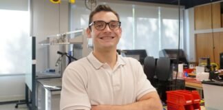 كيف يساهم روبوت AI طلابي في تخفيف عبء مقدمي الرعاية المنزلية بأنظمة تحكم متقدمة
