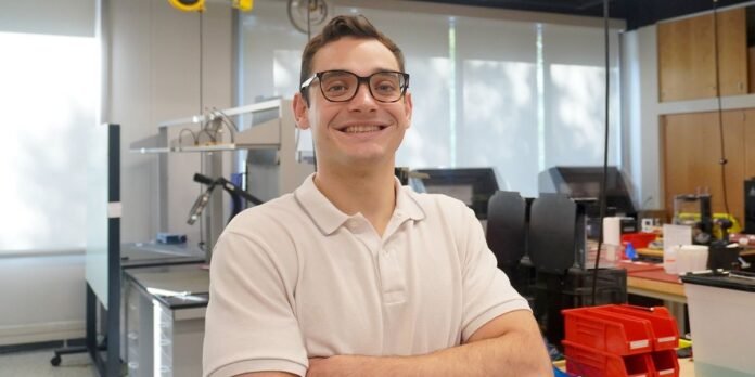 كيف يساهم روبوت AI طلابي في تخفيف عبء مقدمي الرعاية المنزلية بأنظمة تحكم متقدمة
