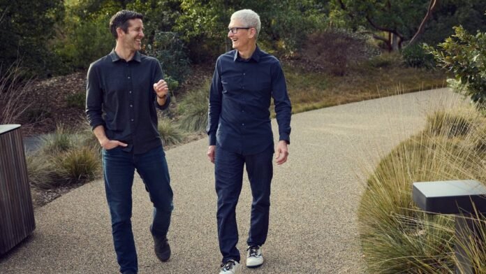 تنحي Tim Cook عن منصب Apple CEO وتعيين بديله مع التركيز على التطوير التقني
