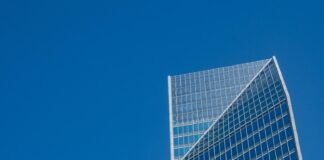 تصميم وتخطيط Hongling Middle School Shixia Campus بواسطة Tumushi Architects
