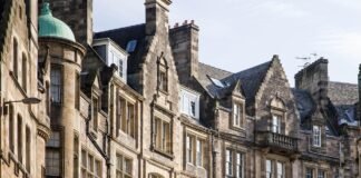 تصميم Casa Komorebi هندسيًا بواسطة Studio Saxe: دراسة معمارية متخصصة
