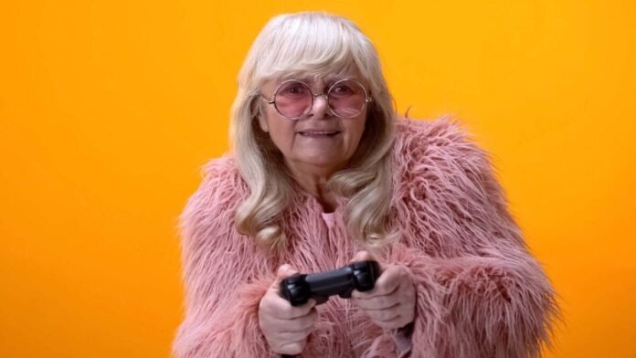 رجل يبلغ 91 عامًا يتلقى فحصًا من الشرطة أثناء انشغاله بلعب ألعاب فيديو على منصات التشغيل
