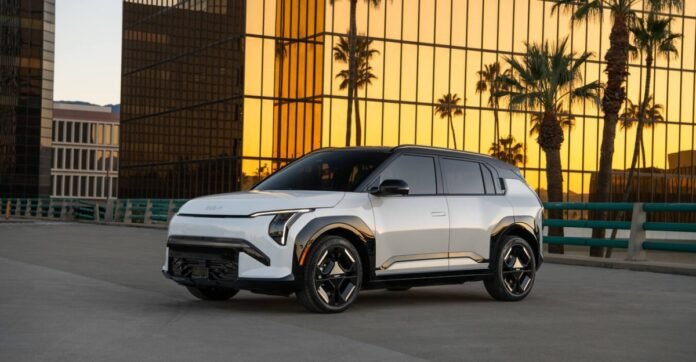 وصول سيارة Kia الكهربائية المدمجة EV3 إلى الولايات المتحدة مع مدى 320 ميلاً
