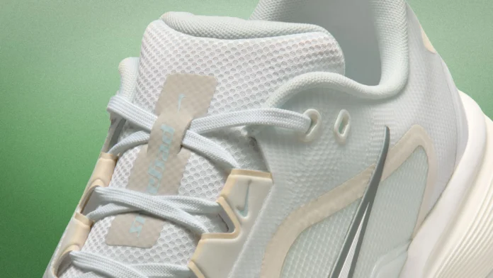 حذاء Nike الكلاسيكي متعدد الاستخدامات يقدم ميزة جديدة في التصميم
