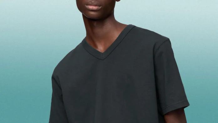 إطلاق نسخة جديدة من قميص Uniqlo الاقتصادي المستوحى من الملابس العسكرية القديمة
